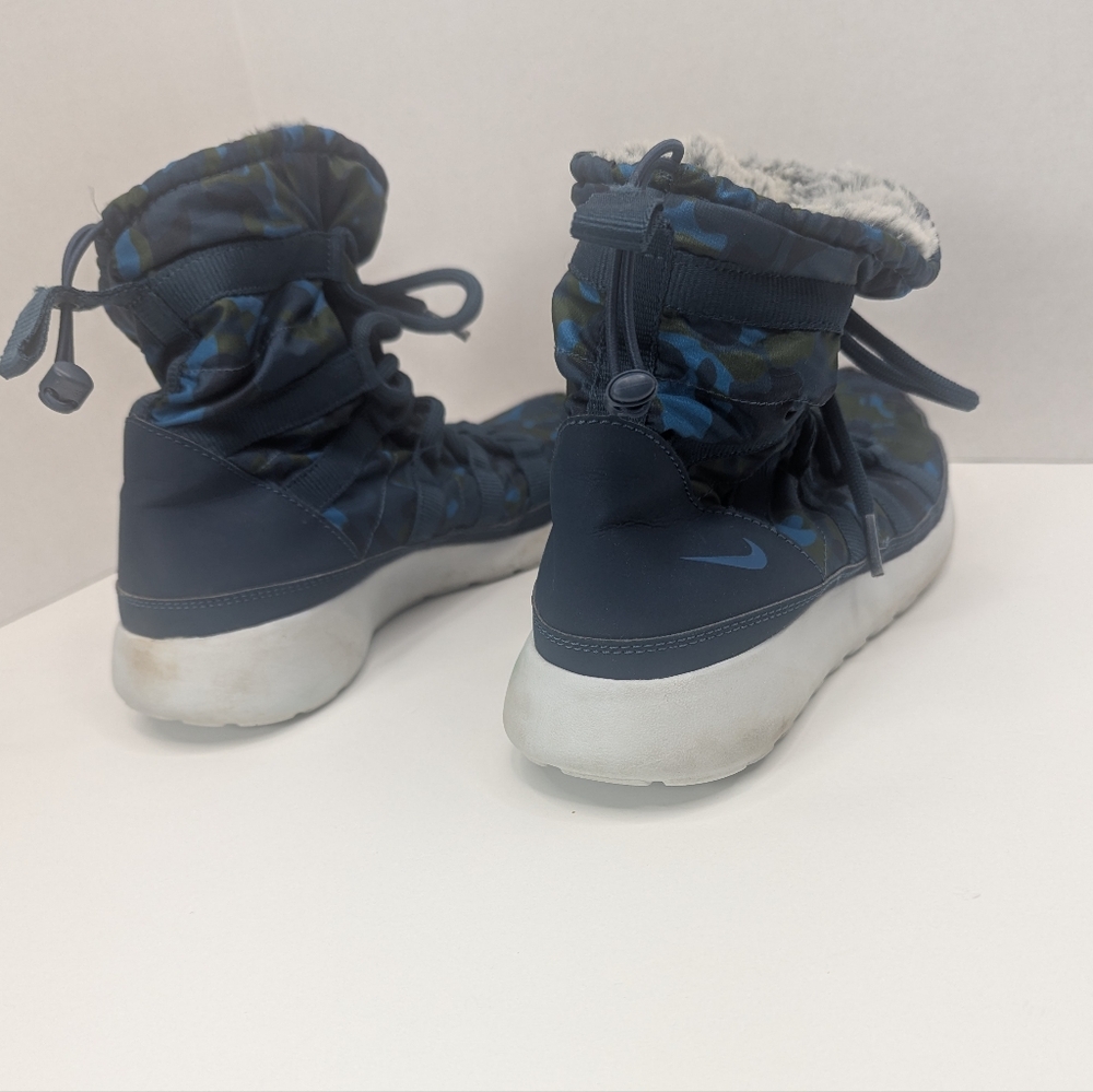 NIKE Women Roshe One Hi Print Sneaker Boot in Squadron Blue Sz 8.5 - Picture 7 of 11